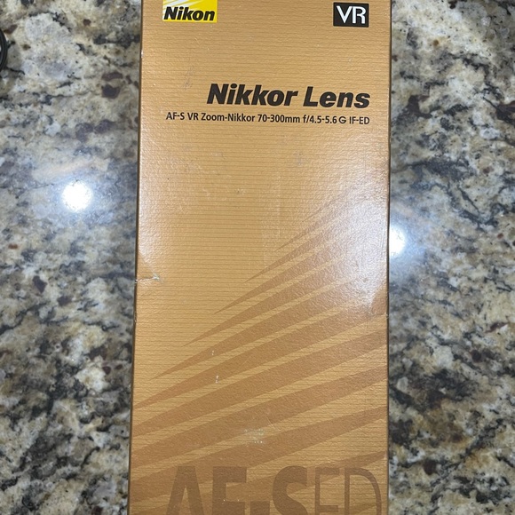 Nikon D5000 18-55VR Kit camera w/18-55mm zoom lens, 100-300mm zoom lens & bag - Picture 10 of 16